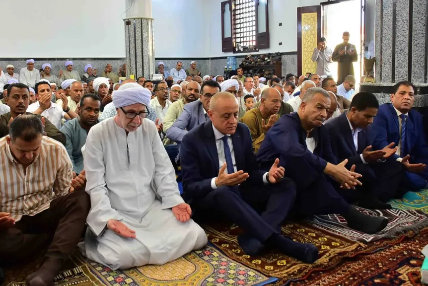 محافظ الأقصر يؤدي صلاة الجمعة