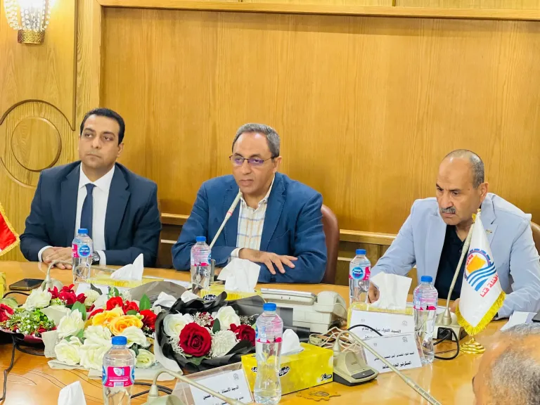 محافظ قنا يترأس اجتماع لجنة استرداد أراضي الدولة