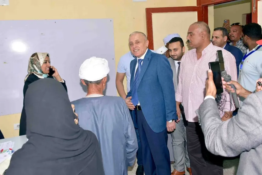 محافظ الأقصر يتفقد لجان انتخابات مجلس النواب