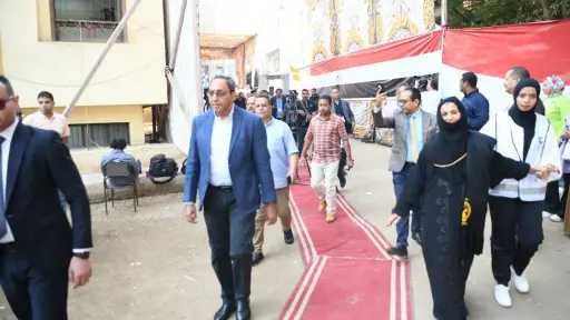 محافظ قنا يتفقد عددا من...