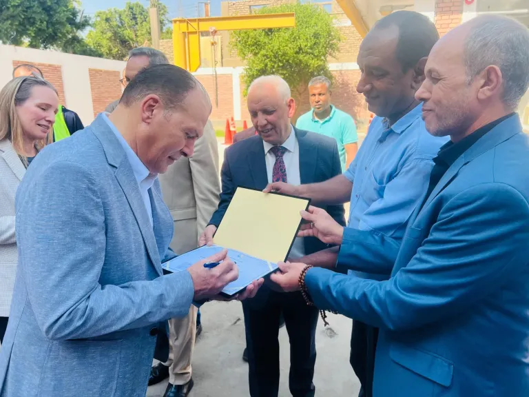 جولة محافظ قنا والوفد المرافق