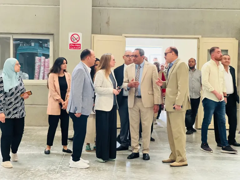 جوة محافظ قناوالوفد الرافق