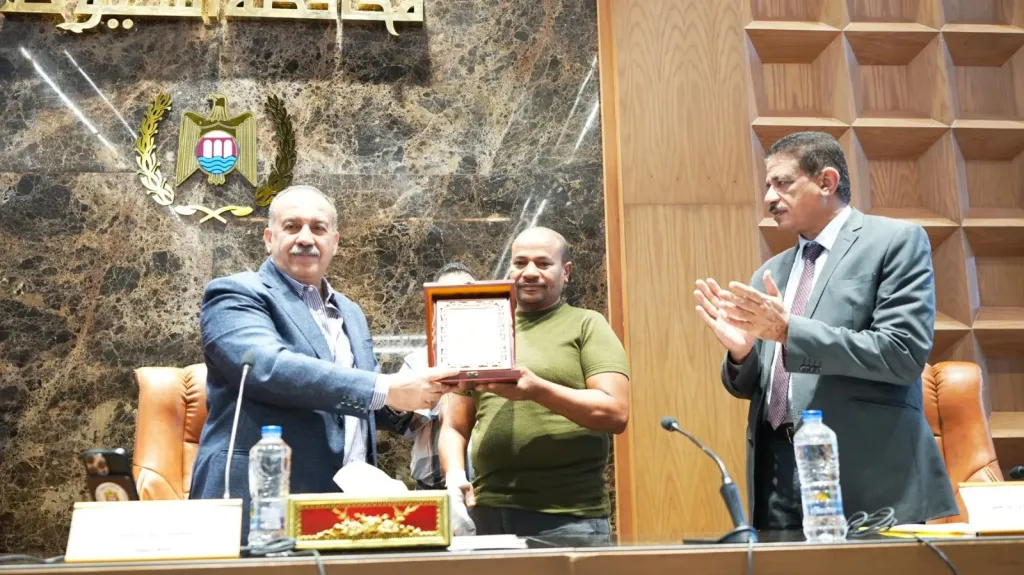 محافظ أسيوط يكرم مدير وحدة الإنقاذ السريع