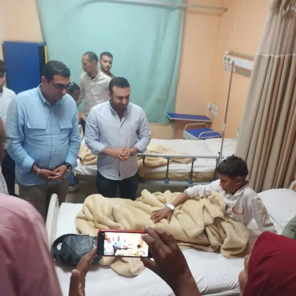 نائب محافظ الأقصر يزور مصابي حادث طريق إسنا