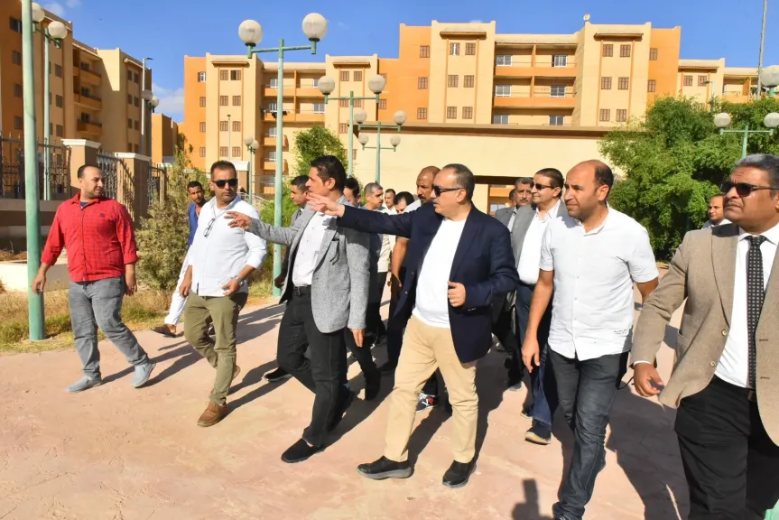 محافظ أسيوط يتفقد مواقع مقترحة لإنشاء أول نادي للذكاء الاصطناعي