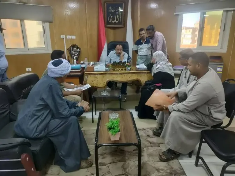 رئيس مدينة قنا يبحث شكاوى المواطنين