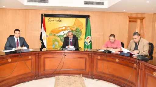 خلال اجتماعه الدوري ..محافظ الفيوم...