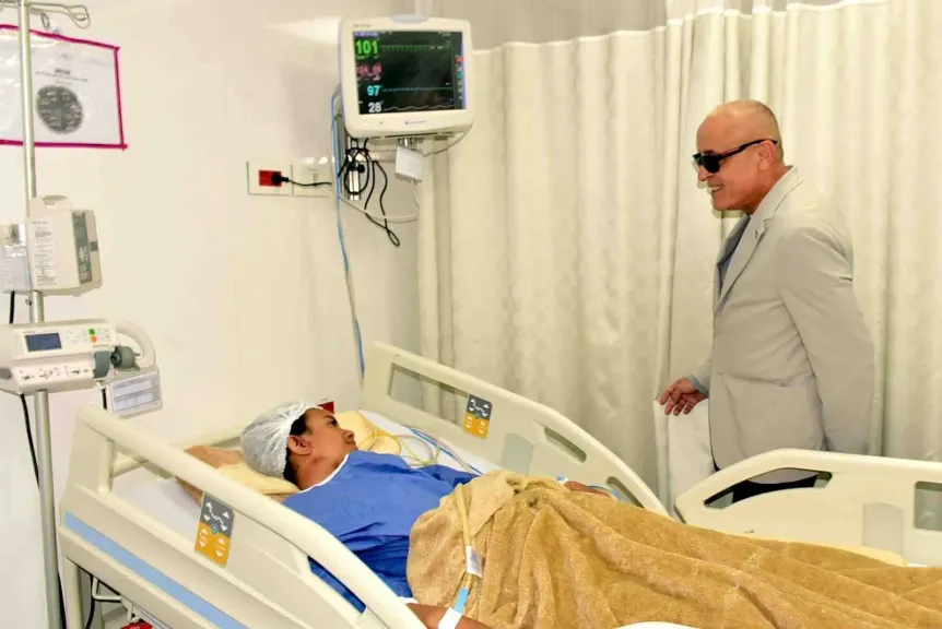 محافظ الأقصر يزور الأطفال المصابين في حادث أتوبيس إسنا