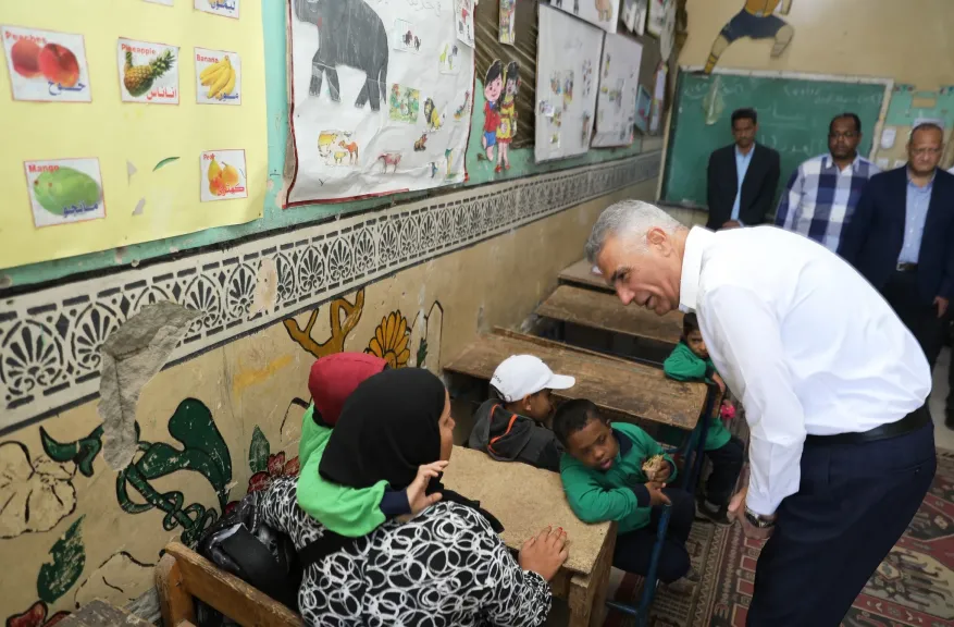 محافظ أسوان يتفقد مدرسة التربية الفكرية