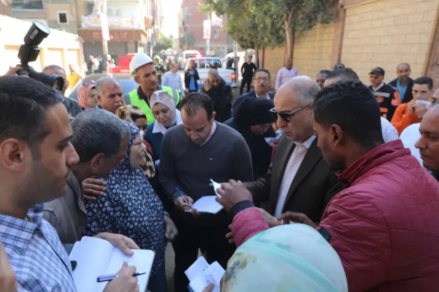 محافظ المنيا يتفقد شوارع أبوقرقاص