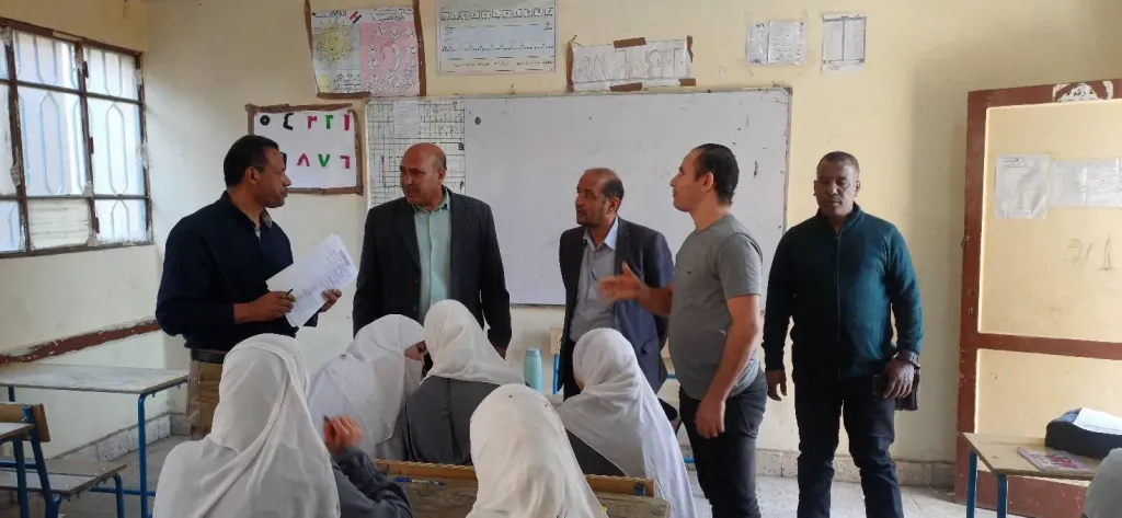  جولة مسائية لـ مدير تعليم أبو تشت  بـ ”فصول السليمات التجارية” 