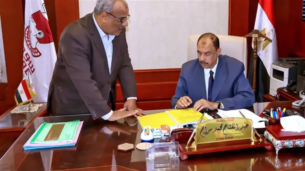 محافظ سوهاج يعتمد ترقية 1400 موظف