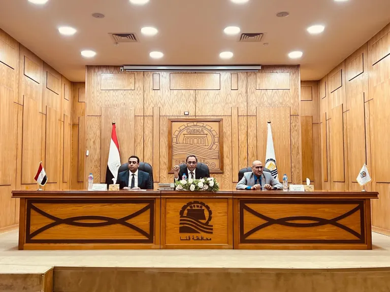 محافظ قنا  خلال الاجتماع