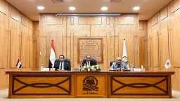 محافظ قنا يناقش مع رؤساء...