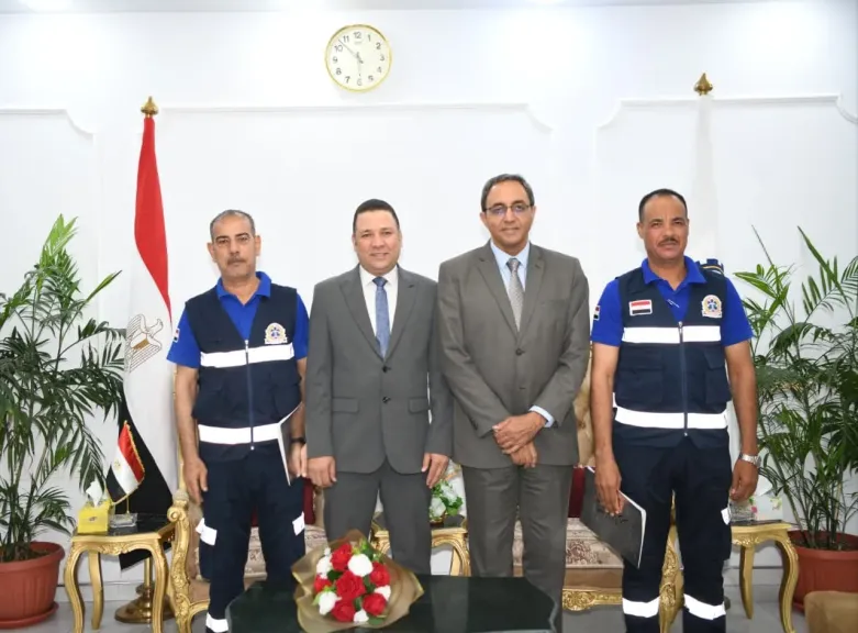 محافظ قنا يكرّم مسعفا وسائقا