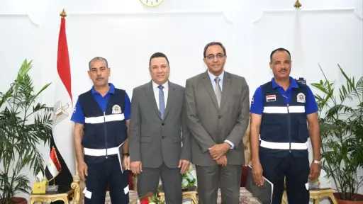 محافظ قنا يكرّم مسعفا وسائقا...