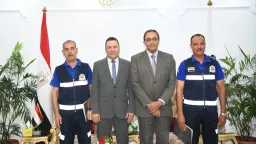 محافظ قنا يكرّم مسعفا وسائقا...