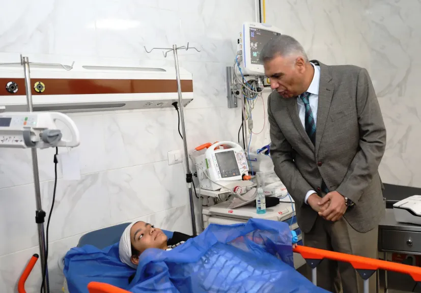 محافظ أسوان يطمئن علي المصابين