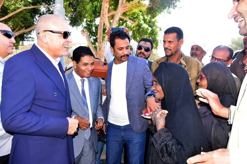 محافظ الأقصر يفتتح أعمال رصف طريق قرية الطوناب بإسنا