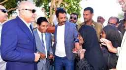 وسط فرحة الأهالى.. محافظ الأقصر...