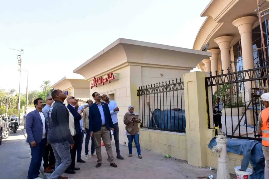 محافظ الأقصر يتفقد أعمال إحلال وتجديد مكتبة مصر العامة