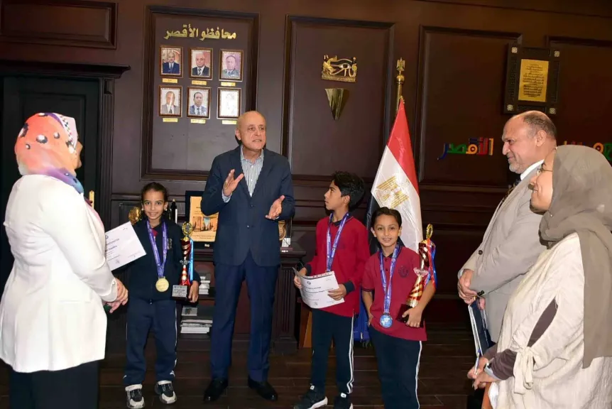محافظ الأقصر يستقبل طلاب المحافظة المتفوقين عالميًا