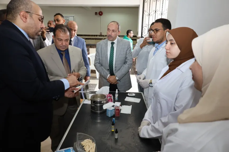 رئيس جامعة قنا يتفقد فعاليات مبادرة “اطمن ٢” للكشف عن السكري