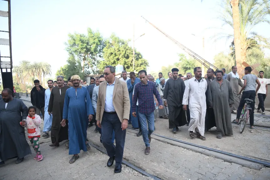 جولة محافظ قنا