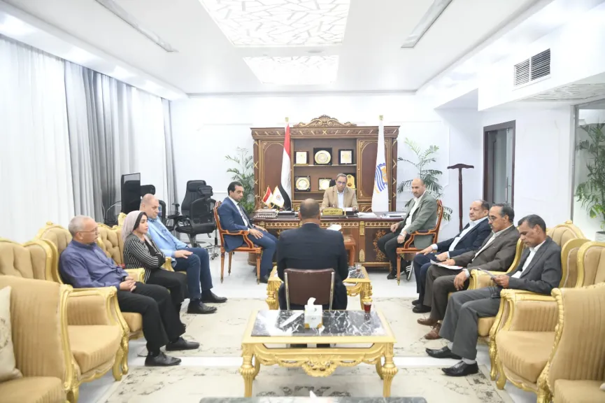 محافظ قنا يترأس لجنة اختيار الوظائف القيادية 