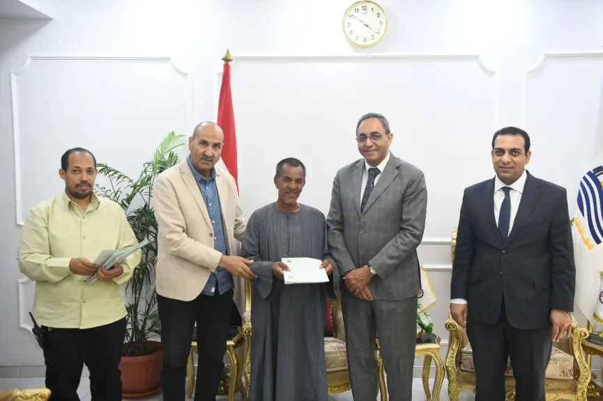 محافظ قنا يسلم عقود تقنين جديدة لواضعي اليد
