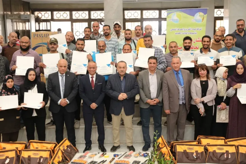 محافظ أسيوط يسلم حقائب السباكة الخفيفة لـ70 متدربًا