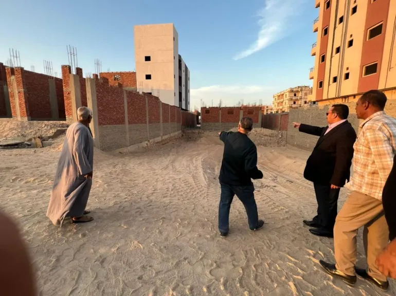 رئيس مدينة سفاجا يتدخل لإيقاف أعمال حفر بدروم