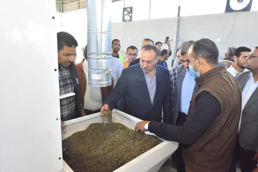 محافظ أسيوط يتفقد وحدة تجهيز النباتات العطرية والطبية