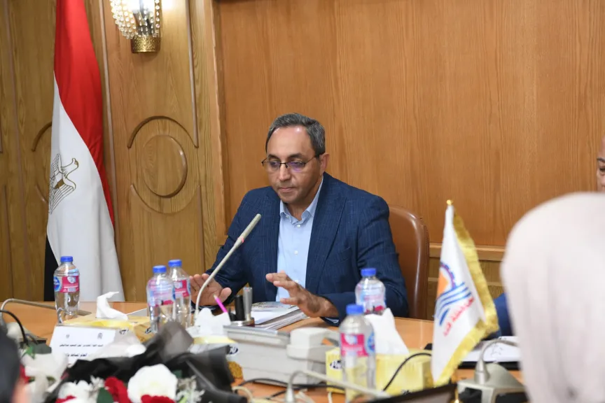 محافظ قنا خلال الاجتماع