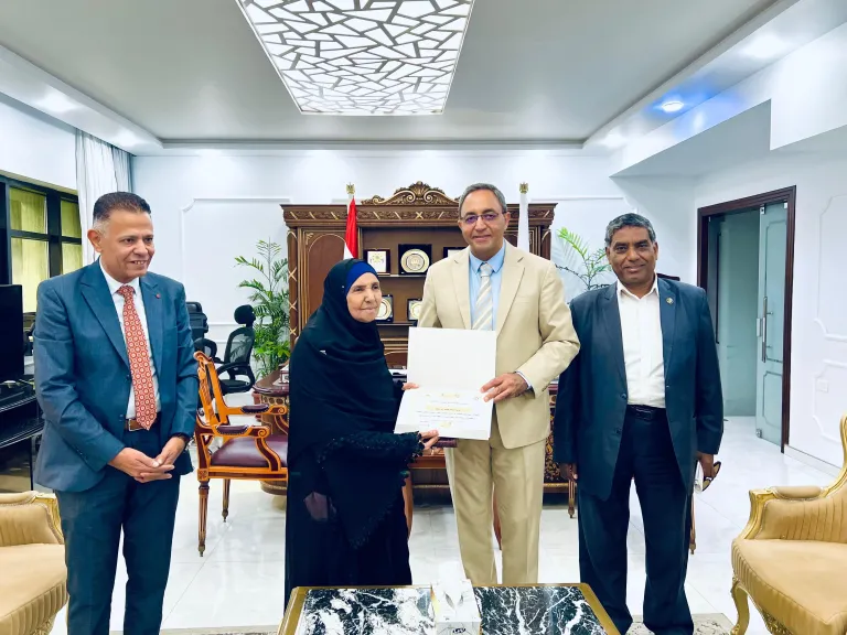 محافظ قنا يكرم الحاجة فاطمة عطيتو