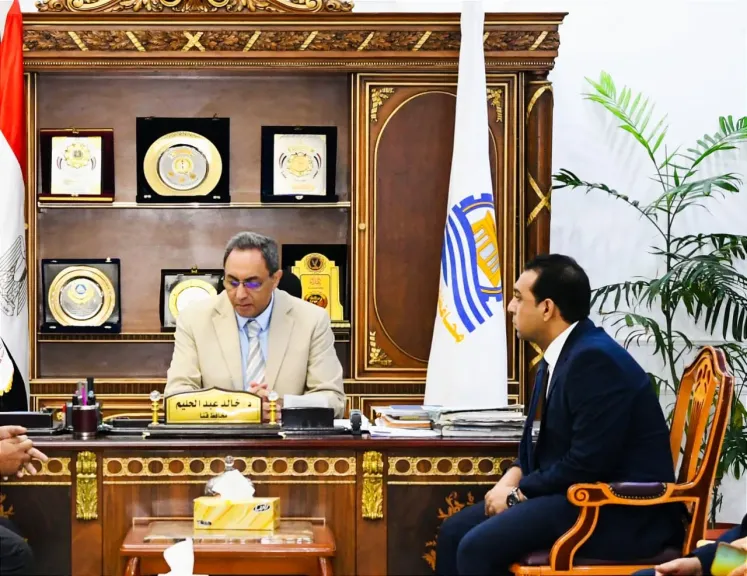 محافظ قنا خلال الاجتماع