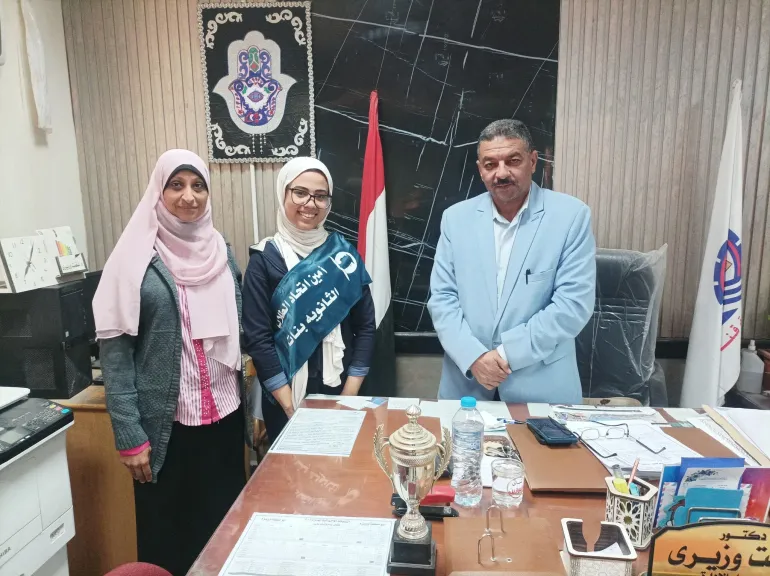 " مدير تعليم نجع حمادي"  يهنئ الطالبة