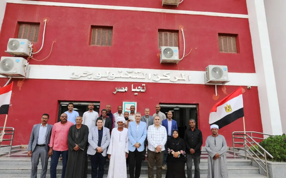 محافظ أسوان يتفقد مجمع الخدمات الحكومية بالمركز التكنولوجى