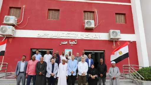 استمع لمطالب المواطنين.. محافظ أسوان...