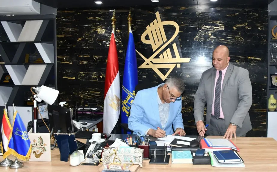 محافظ أسوان ومديرمديرية الإسكان