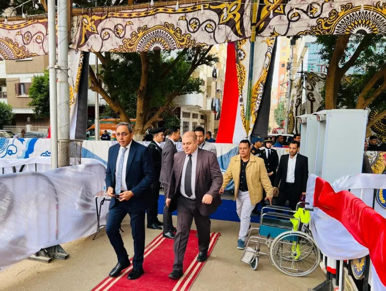 محافظ قنا يتفقد عددا  اللجان الانتخابية