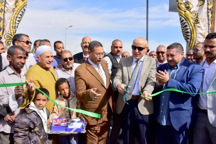 محافظ الأقصر يفتتح موقف سيارات القرنة