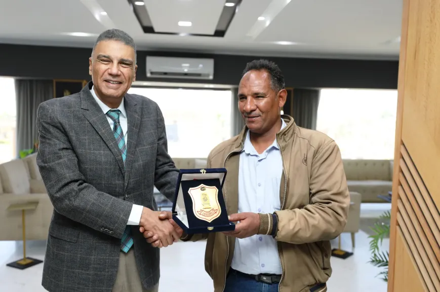 محافظ أسوان يكرم مراقب أمن