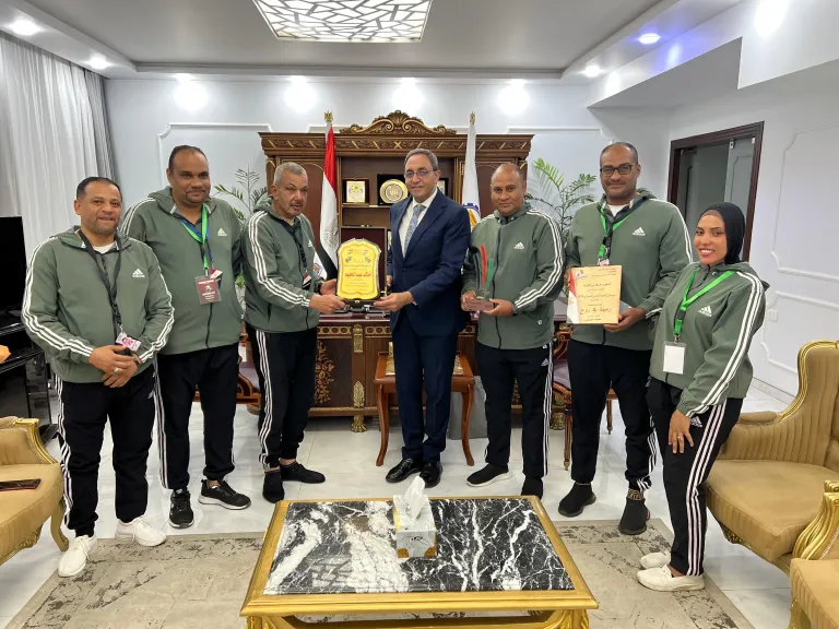 محافظ قنا يستقبل فرقة "أناكوندا"