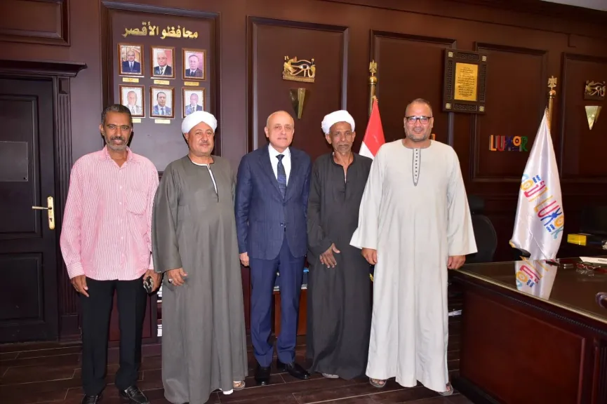 محافظ الأقصر يستقبل المواطنين