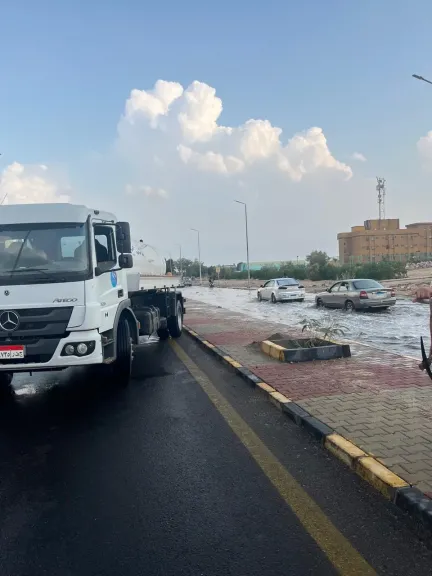 إعلان حالة الطوارئ.. والدفع بسيارات لشفط مياه الأمطار بالغردقة
