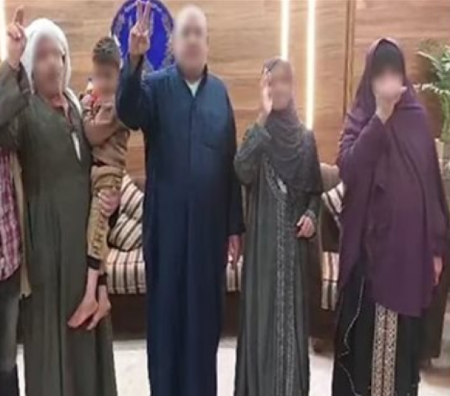 الطفل بين أحضان أسرته