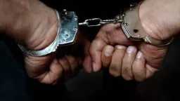 متهم في عدة قضايا.. القبض...