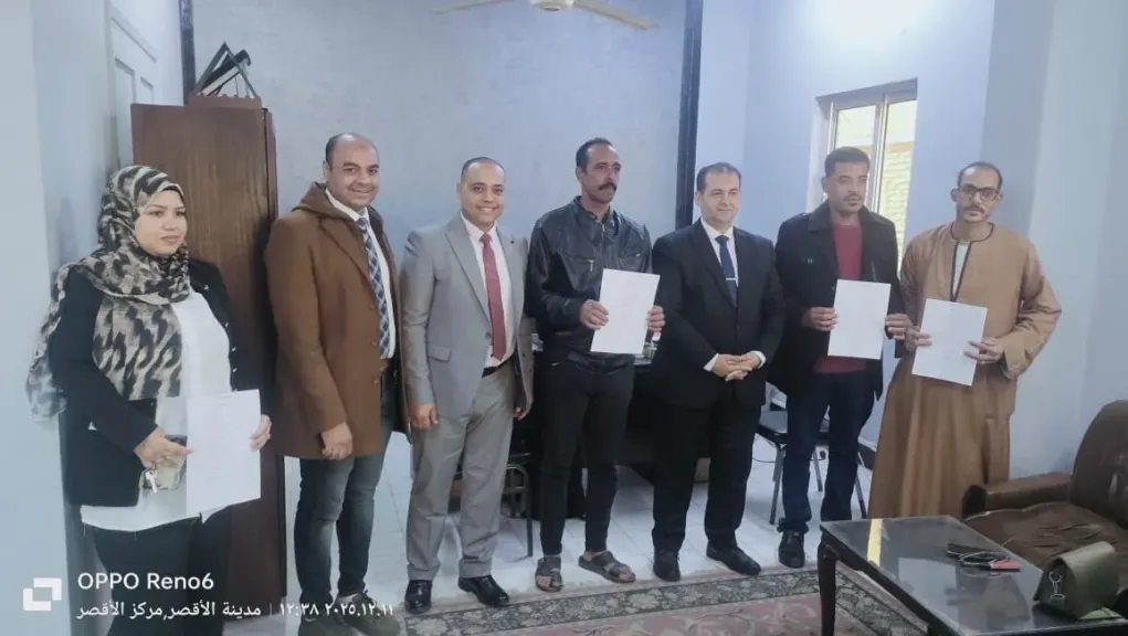 تسليم عقود العمل