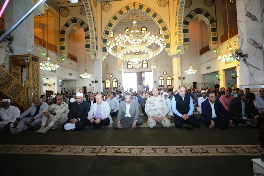 محافظ أسوان يؤدى صلاة الجمعة بالمسجد الجامع